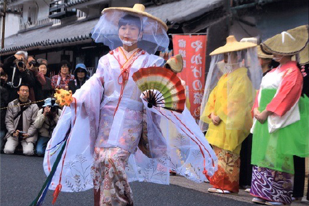 「華やかに」