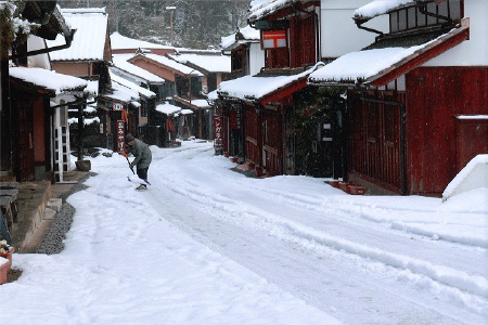 「雪降る山里」